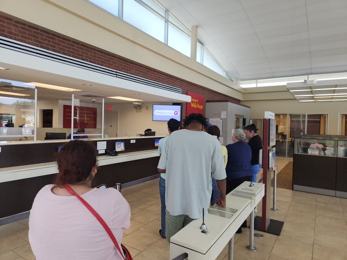 supervisor194's tweet image. I know you've done analysis studies.  I know this probably fits computer generated AI business models, but you need to hire workers (bankers) back on the floor again.  Your data is wrong. @WellsFargo #SaturdayMorning #Workforce #LongLines #DriveThroughIsKillingBusiness