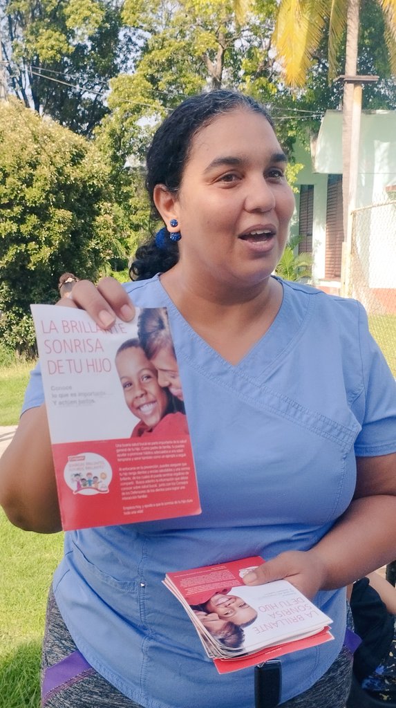 DGEducaPlaza's tweet photo. @DHEducaPlaza
¡#ModoVerano en #EducaPlaza!
Momento especial, fue cuando la Dra Jacqueline Rojas, del Proyecto "Sonrisa Azul" del Policlínico "Abelardo Domínguez", tuvo un intercambio con los educandos, sobre cómo cepillarse los dientes y la buena dieta nutricional. 
¡¡GRACIAS!! https://t.co/iElIVPL4H9