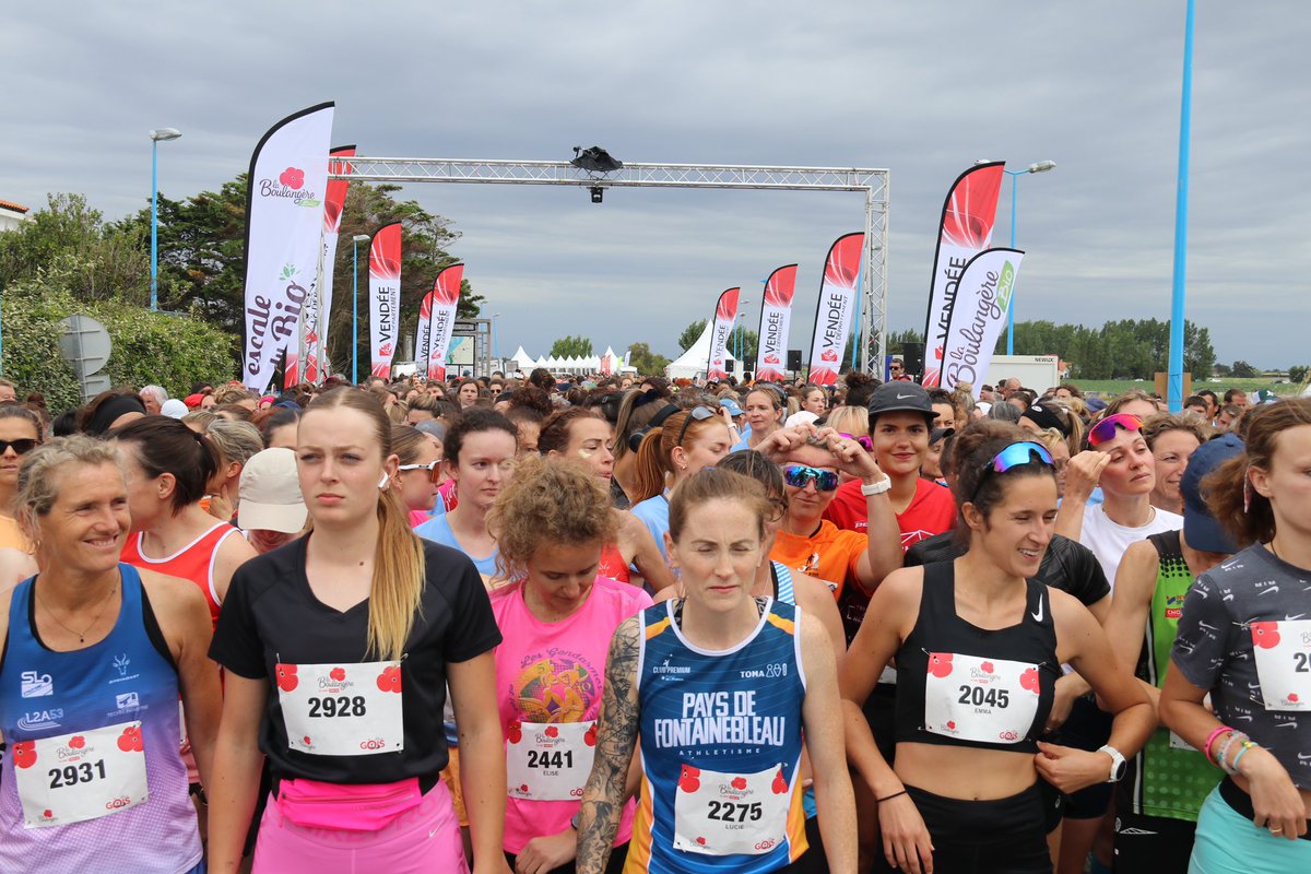 DepVendee's tweet photo. 🏃♀️C’est au tour des femmes nées avant 2009 de s’élancer sur la chaussée submersible du #Gois ! https://t.co/3x7bUAoCR1