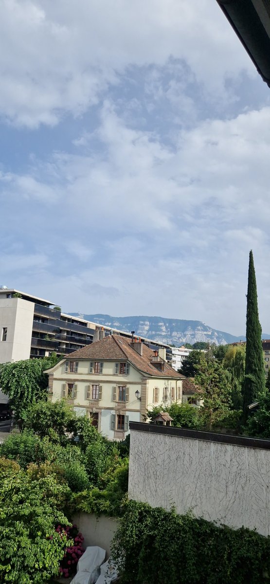 Padd82177377's tweet photo. @meteosuisse 
Impressionnant orage à Genève..  bien joué @meteosuisse .. peut être avez besoins de plus de satellite ????? https://t.co/tz1vnoik85