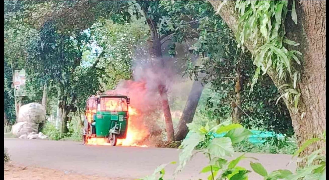 ব্রাহ্মণবাড়িয়ার কসবায় চলন্ত সিএনজিতে আগুন