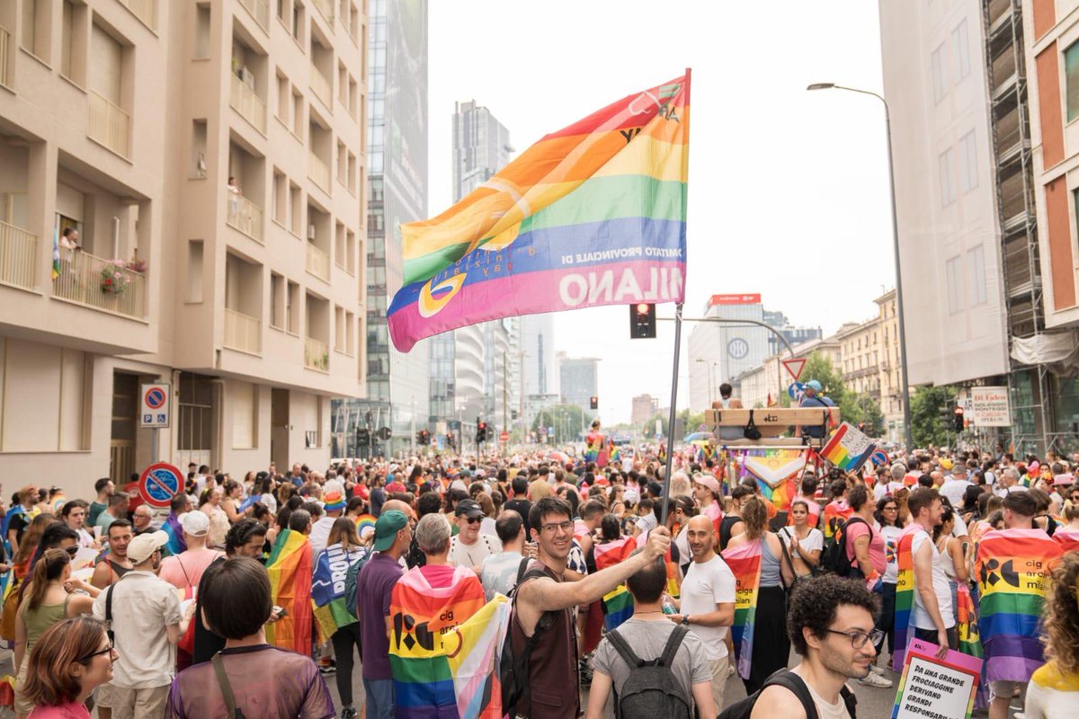 Oltre 350.000 persone al #MilanoPride 🏳️‍🌈