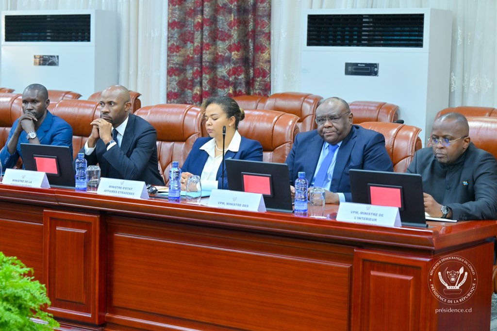 Outre la Première ministre <a href="/SuminwaJudith/">Judith SUMINWA TULUKA</a>, accompagnée de quelques membres de son gouvernement, cette réunion rassemble les hauts responsables de l’armée ainsi que ceux des services de renseignements civils et militaires.