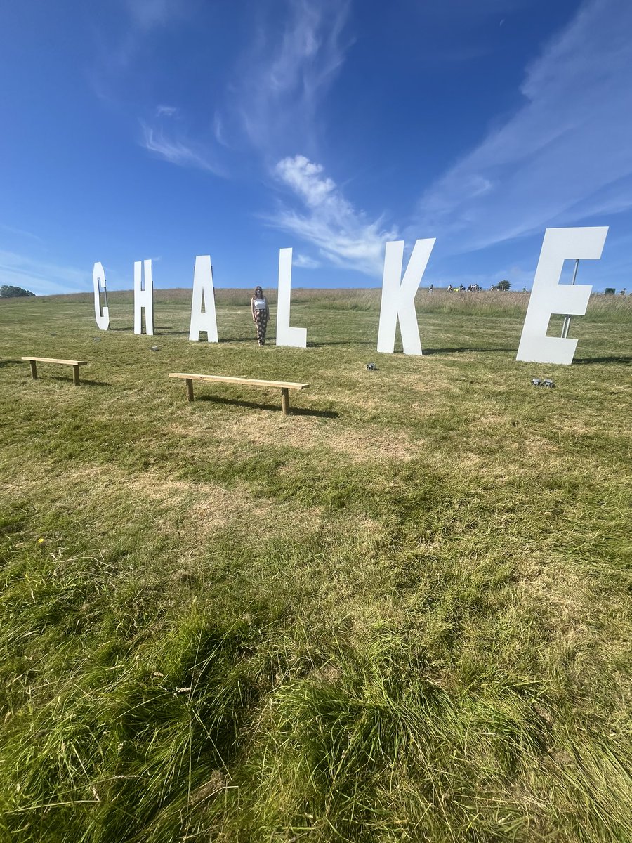 Absolutely glorious day in the sun at <a href="/ChalkeFestival/">Chalke History Festival</a> #CHF2024 with <a href="/abieda_teaches/">Andrea B</a>