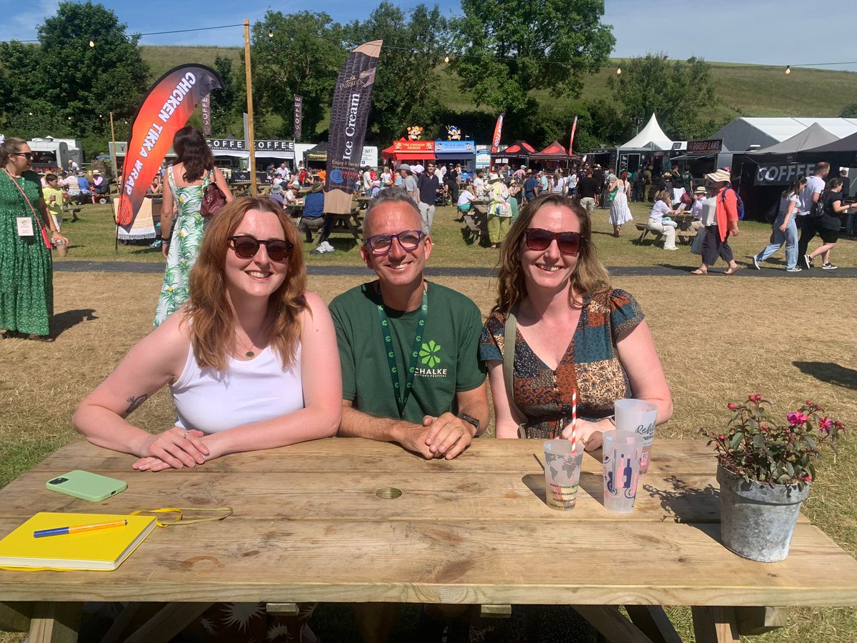 Little bit of a <a href="/HASWNetwork/">HA South West Network</a> gathering at <a href="/ChalkeFestival/">Chalke History Festival</a> <a href="/AndrewSweet4/">Andrew Sweet</a> <a href="/history_mrs/">Emma Richter</a> ☀️