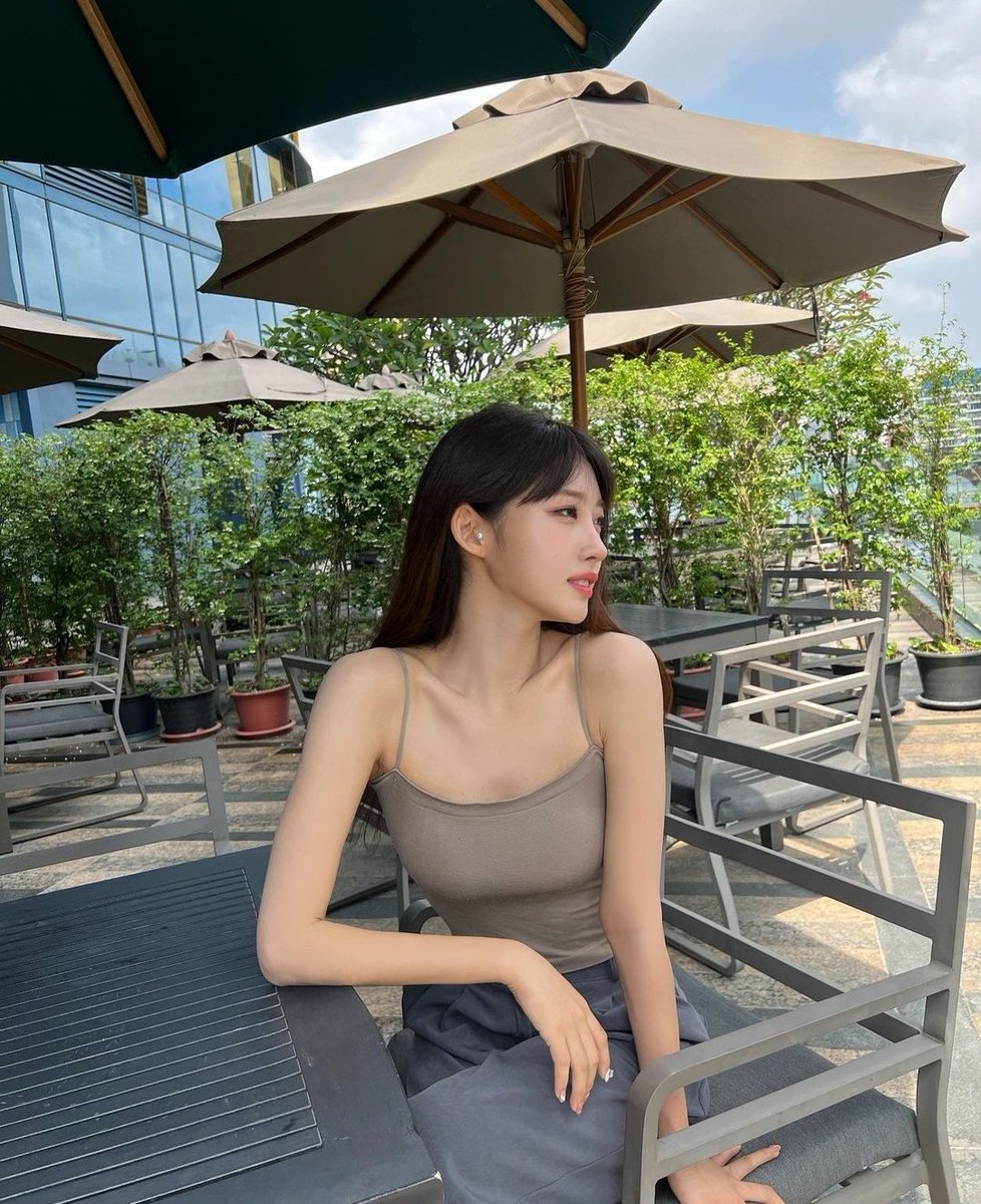 kpopsapphic's tweet photo. Sihyeon (EVERGLOW) https://t.co/vYe8ngi0xm