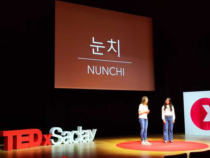TEDxSaclay (@tedxsaclay) on Twitter photo Le <a href="/nunchi/">Nunchi Balado</a> expliqué par Déborah Romain-Delacour et Jimin Lee 🤝 🌐
"Le nunchi c’est l’art subtil de comprendre l’autre, de se faire comprendre par l’autre, et d’agir en conséquence et en harmonie, souvent sans qu’un mot ne soit prononcé." Le <a href="/nunchi/">Nunchi Balado</a> expliqué par Déborah Romain-Delacour et Jimin Lee 🤝 🌐
"Le nunchi c’est l’art subtil de comprendre l’autre, de se faire comprendre par l’autre, et d’agir en conséquence et en harmonie, souvent sans qu’un mot ne soit prononcé."