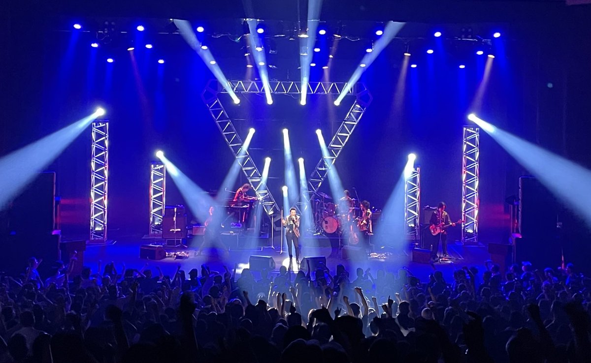 kusakarix's tweet photo. HOUND DOG 大阪1日目終了！

Thank you ✨SOLD OUT✨

1500回を超える大友康平さんのロックンロールショーの歴史、それを支えるお客さんの熱い笑顔とパワー、最高のチームにバンドメンバー、この時を共に出来て本当に幸せです。

明日もよろしくお願いします✊

#ハウンドドッグ 
#LOVEandLIVE https://t.co/D7yaZtXDvL