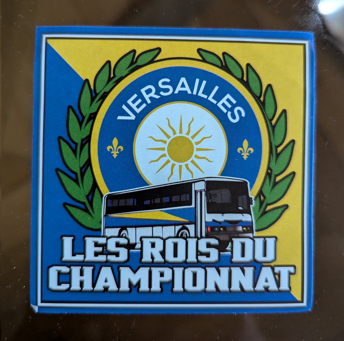 1jour1stick's tweet photo. Ça reste assez calme pour le moment du côté du @FCVersaillesOff mais avec 2 groupes, dont 1 a tendance ultras, ça devrait pas tarder.
Ici c'est un petit #StickPerso ! https://t.co/zttGIVuEfc