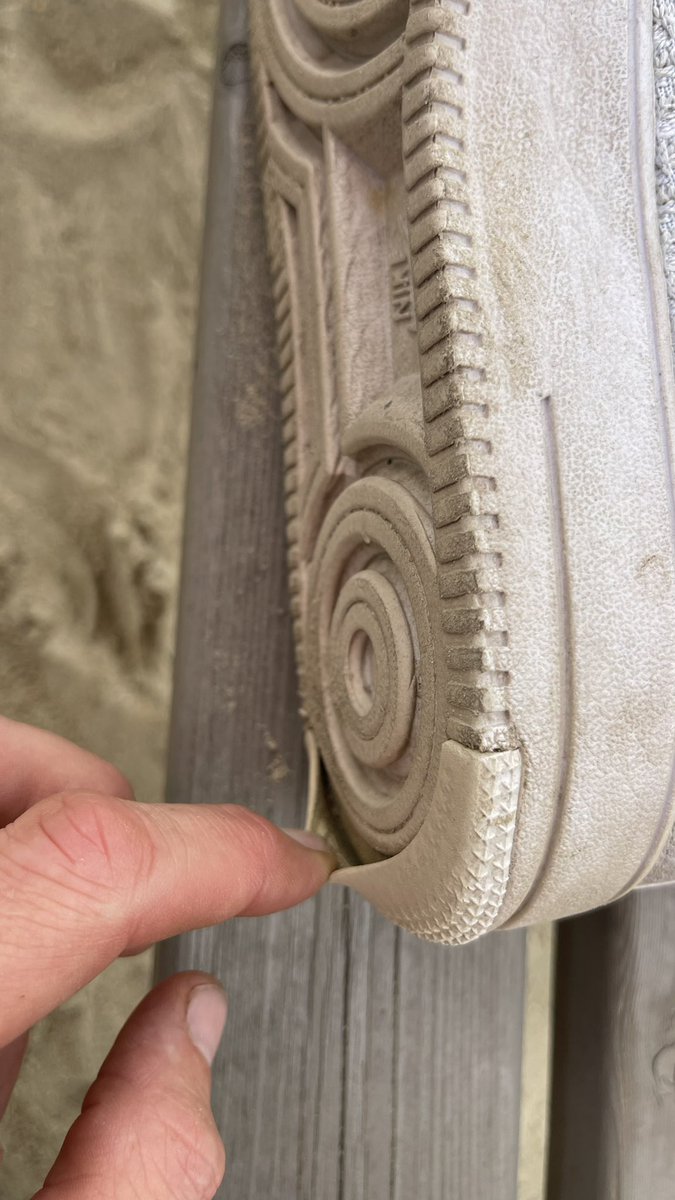 DooblesTalks's tweet image. Hey @Nike , where did the quality go?  2 months old and the sole is allready detaching 🤯  

@nikestore #nike