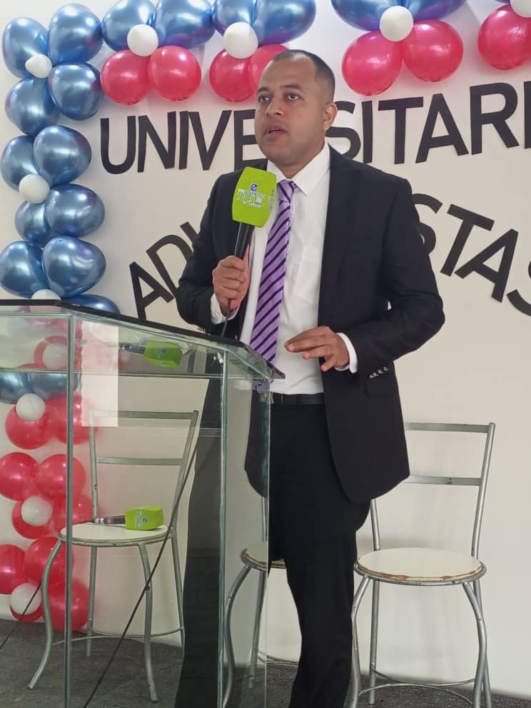 avoriental7's tweet photo. Pr Ramón Marcano Líder Juvenil de la asociación venezolana Oriental fue parte de los invitados especiales donde llevo el mensaje de esperanza basado en el libro de Daniel capitulo 3. A todos los presentes de la zona 1
#Avoriental
#Uvoriental
#CercaDeTi
#MCP https://t.co/rc0Heuuh0C