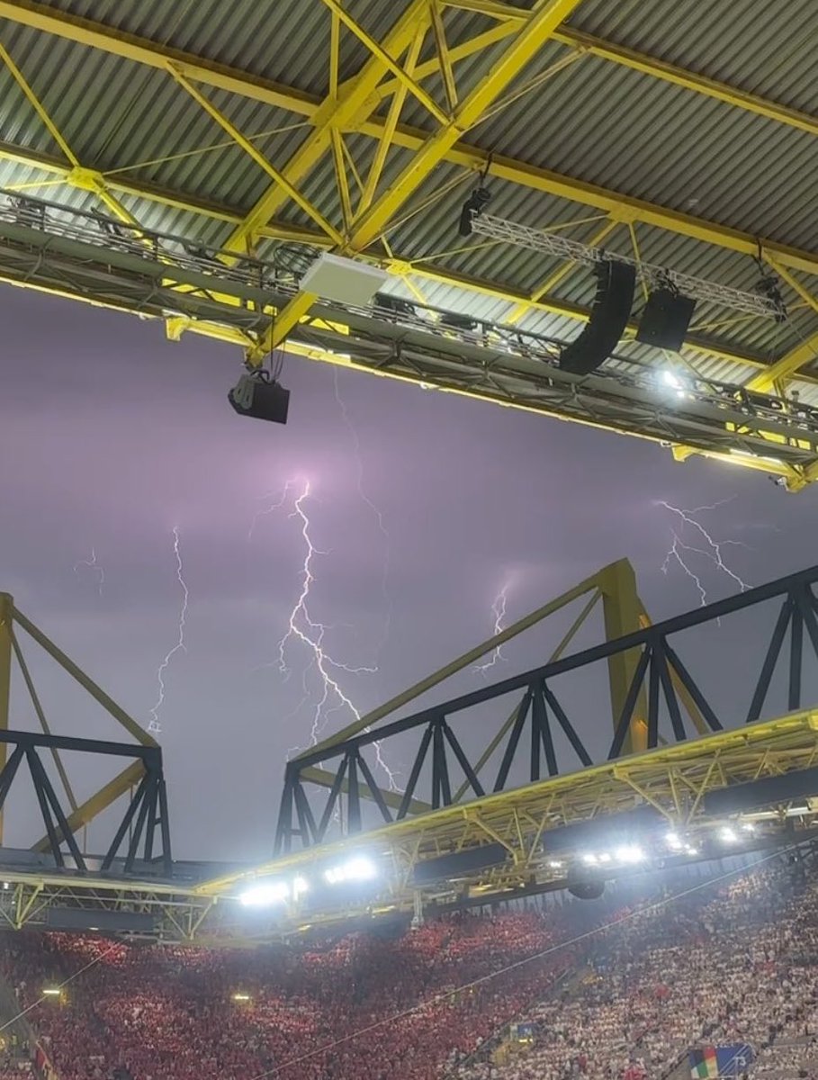 توقف مباراة المانيا والدنمارك في ملعب سيجنال ايدونا بارك في دورتموند ضمن دور ١٦ لبطولة امم اوروبا ٢٤ بسبب الاحوال الجوية