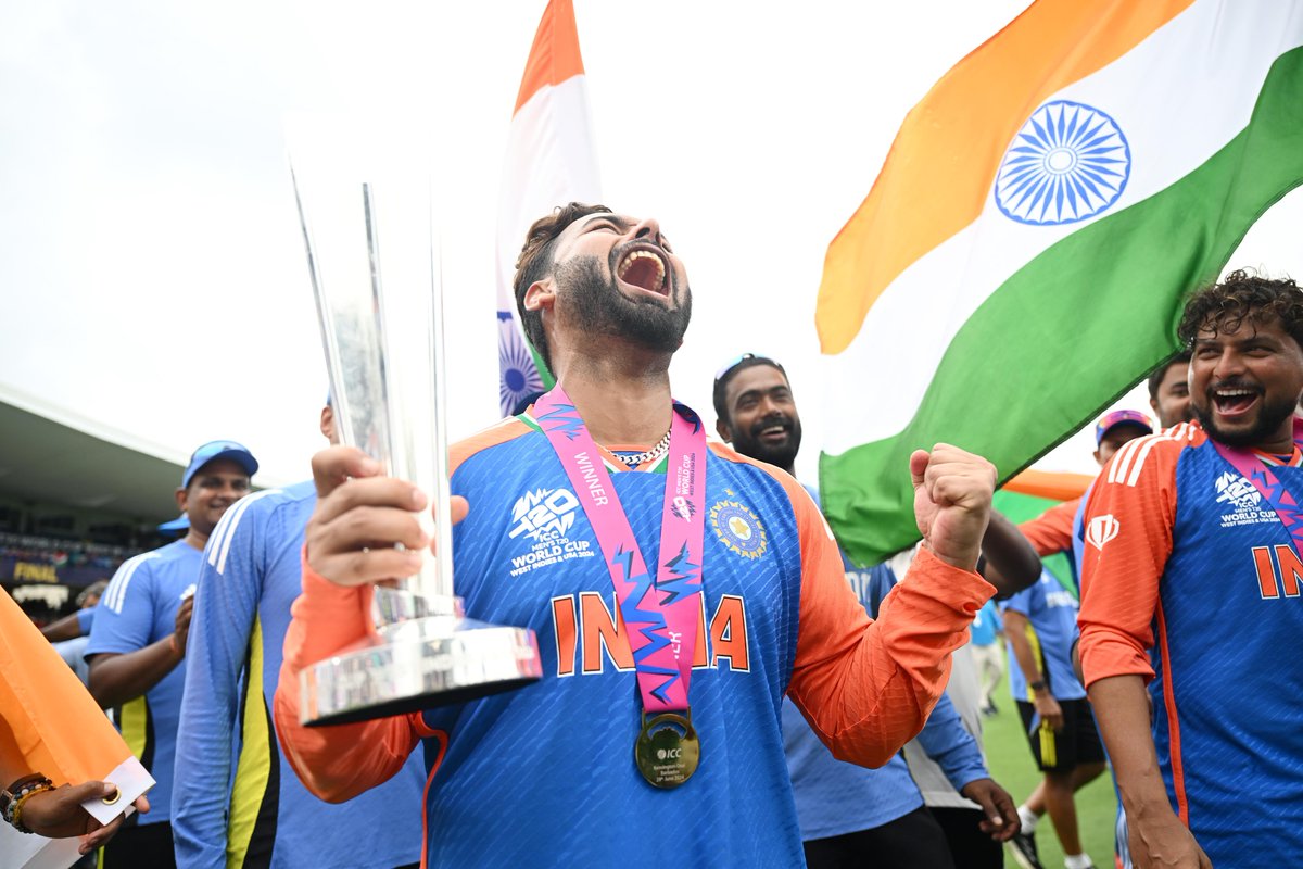 T20WorldCup's tweet photo. One with the 🏆

#T20WorldCup #SAvIND https://t.co/yQ7zdzwfce