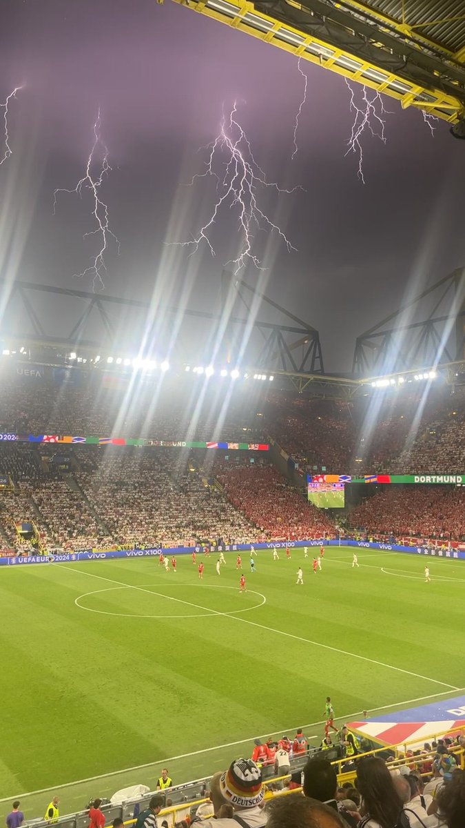 هُوَ ٱلَّذِي يُرِيكُمُ ٱلۡبَرۡقَ خَوۡفٗا وَطَمَعٗا وَيُنشِئُ ٱلسَّحَابَ ٱلثِّقَالَ (١٢)