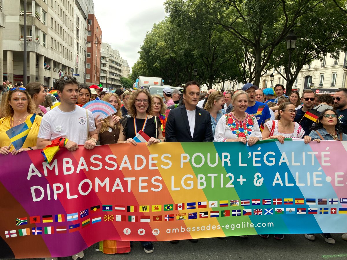 ErnzerNadia's tweet photo. Happy pride, Paris!
#ambassadespourlégalité
#diplomatsforequality https://t.co/K2fATQU3au