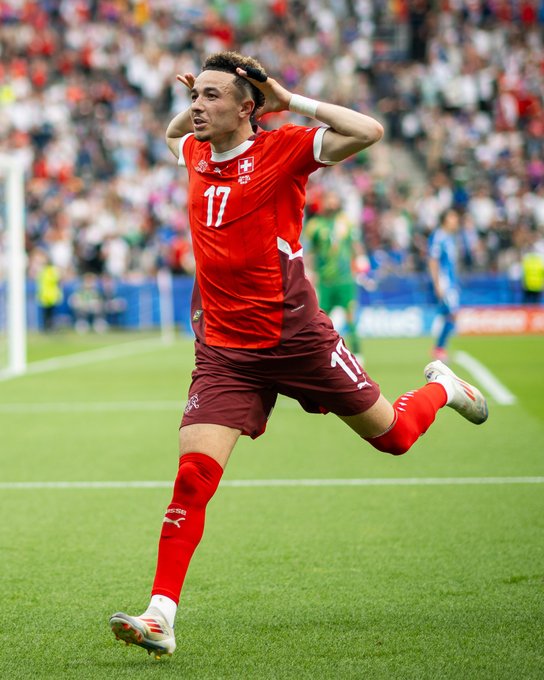 GRQb1_7XoAAIqTd?format=jpg&name=small