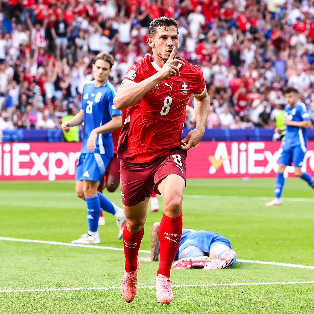 Footballcomglob's tweet image. HALF-TIME: Switzerland 1-0 Italy 💥
An impressive first half for Switzerland, capped by Freuler&apos;s goal in the 37th minute. Italy has been unable to keep up, trailing as they head into the second half.
#Euro2024 #SUIvsITA #Football