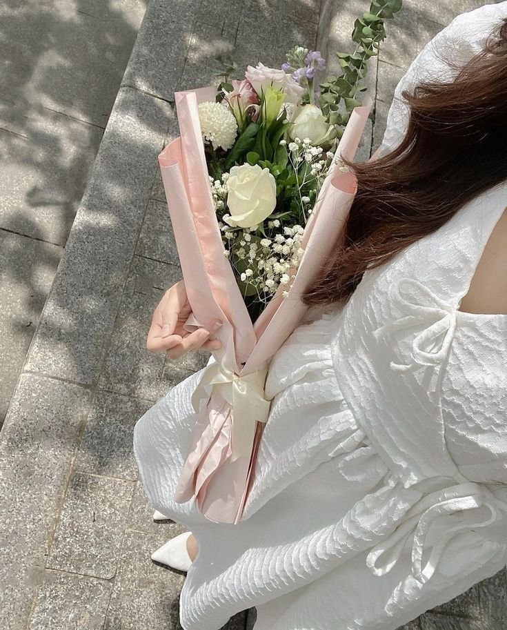 etherealdior's tweet photo. i must always have flowers https://t.co/2TFJCVo7Ow
