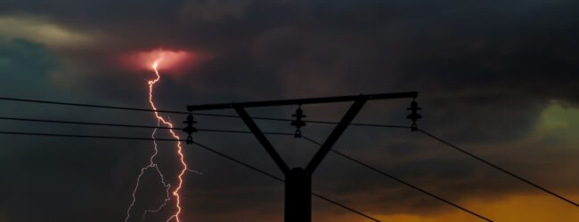 wouterkeller's tweet photo. Zuerst: "Omdat Duitsland's #stroommarkt onvoorspelbaar en inefficiënt is, zegt Zweden de elektriciteitssamenwerking op.."
Tja, met #groene_gekkies is het slecht kersen eten..
https://t.co/ifoe0sfxmc