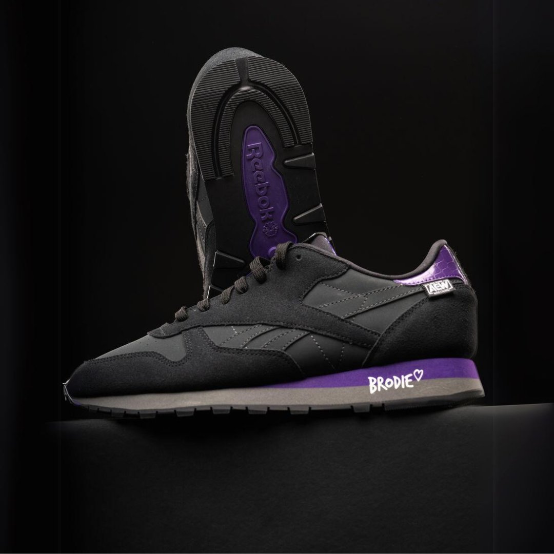 SoleRetriever's tweet image. ✍️ SIGNED SNEAKERS GIVEAWAY ✍️

We've teamed up with @AEW to giveaway a SIGNED pair of the Brodie Lee Reebok collaboration!

To Enter: 

1️⃣ Retweet &amp;amp; Like
2️⃣ Tag a friend
3️⃣ Must be following @SoleRetriever &amp;amp; @AEW 

Winner announced Monday at 8pm EST. Good luck!