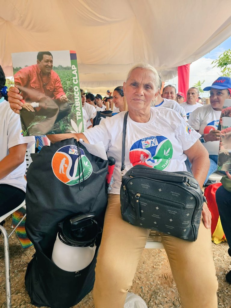 GK_Camacho's tweet photo. #29Junio Los Trabuco #CLAP llegaron para fortalecer nuestra soberanía alimentaria 🌾📦. Gracias a las políticas de nuestro presidente @NicolasMaduro nuestro ministro @LealTelleria y el Ministerio de Agricultura Urbana estamos VENCIENDO #KitTrabucoCLAP https://t.co/c5kgl6Ccv2