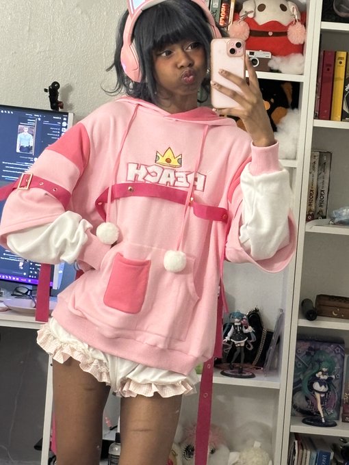 2 pic. We up gaming ?? https://t.co/CTWKMETgX7