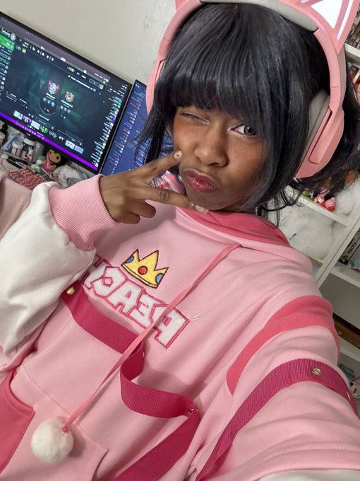 1 pic. We up gaming ?? https://t.co/CTWKMETgX7