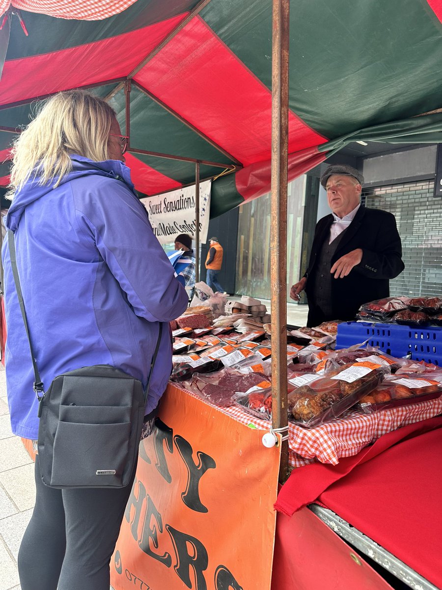 Chlo3Robertson's tweet image. Positive conversations with voters and stall owners at the market in Irvine yesterday with our Central Ayrshire candidate @Annie4Ayrshire 🗳️💛