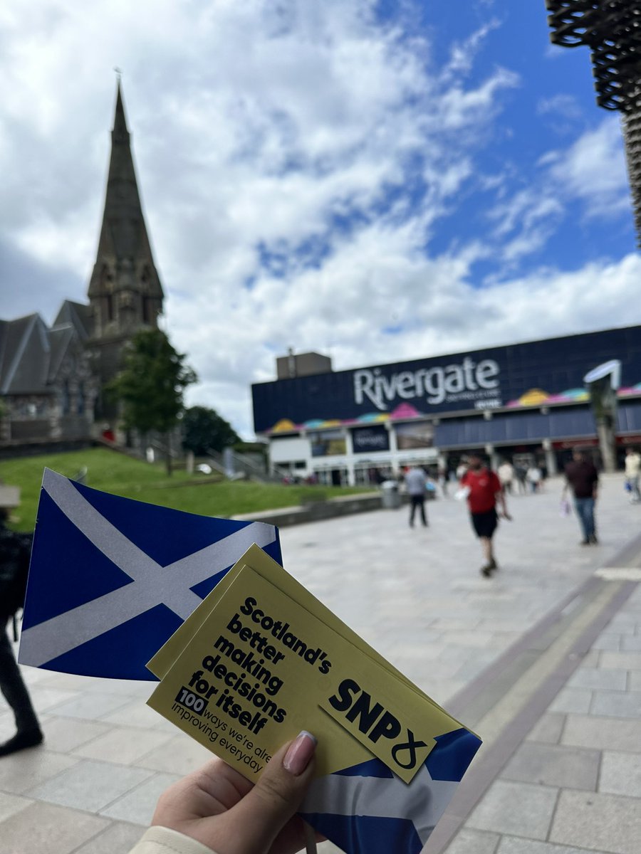 Chlo3Robertson's tweet image. Positive conversations with voters and stall owners at the market in Irvine yesterday with our Central Ayrshire candidate @Annie4Ayrshire 🗳️💛
