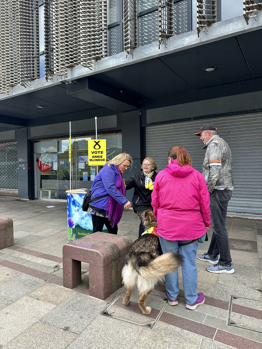 Chlo3Robertson's tweet image. Positive conversations with voters and stall owners at the market in Irvine yesterday with our Central Ayrshire candidate @Annie4Ayrshire 🗳️💛