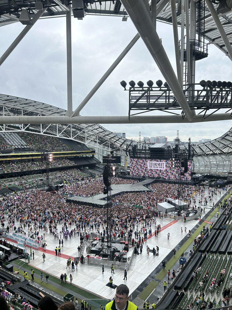ariwhitefly's tweet photo. @taylornation13 the tortured poets are SO READYYYYY🤍 #DublinTSTheErasTour #TSTheErasTour https://t.co/iPq0XFXT9o