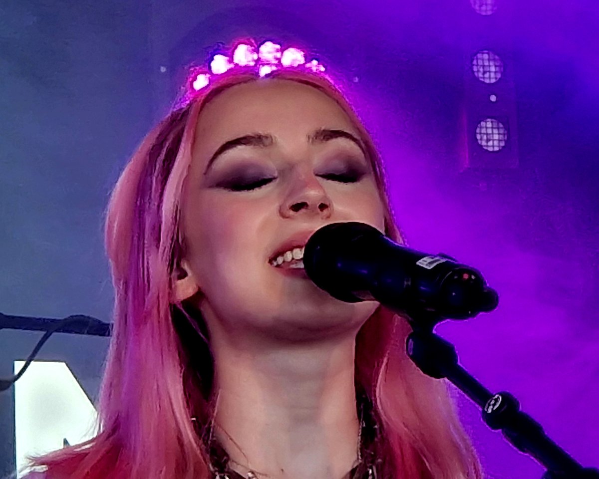 <a href="/lizzieesau/">Lizzie Esau</a> at <a href="/bbcintroducing/">BBC Music Introducing</a> <a href="/glastonbury/">Glastonbury Festival</a> #Glastonbury2024 great performance, live this pic looks like Lizzie is wearing a crown but it's the lights behind her, the crown suits her though 😁
