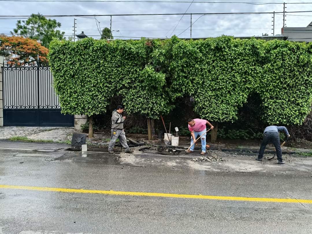 linea_caliente_'s tweet image. #Local | Personal del #SAPAC se encuentra atendiendo la fuga de agua en Avenida Palmira en #Cuernavaca.