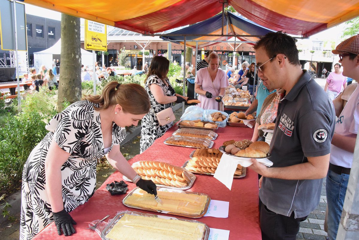 Vanochtend met o.a. Bart Bikkers, Ivana Somers-Gardenier, Jacky Silos, Koen Kegel, Lianne van Kalken en Arnoud Proos een ontbijt geserveerd tijdens het Haring- en Bierfestival. Ieder jaar leuk om te doen en fijn om zoveel Vlaardingers te ontmoeten.

📷Sander Schenkel Fotografie