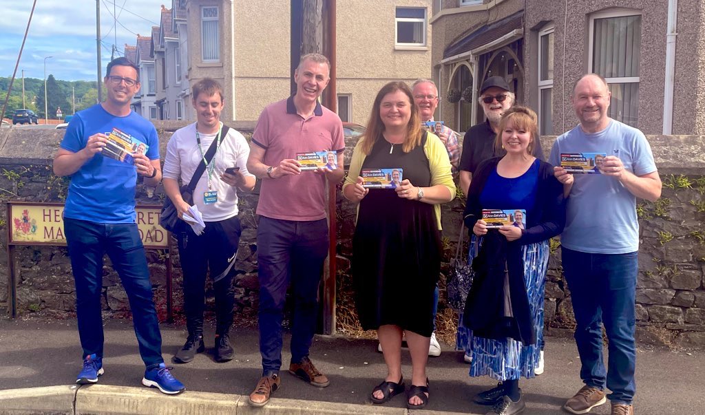 Sioned_W's tweet photo. Pawb yn Llandybïe yn dweud “Ie!” dros @AnnBremenda ! 

Excellent response on the doorstep in #Llandybie for @Plaid_Cymru #Caerfyrddin candidate Ann Davies!

#VotePlaid on July 4th💚

Cofiwch bleidleisio dros lais cryf i Gymru yn San Steffan! 🏴󠁧󠁢󠁷󠁬󠁳󠁿 https://t.co/JZFn8aeQpg