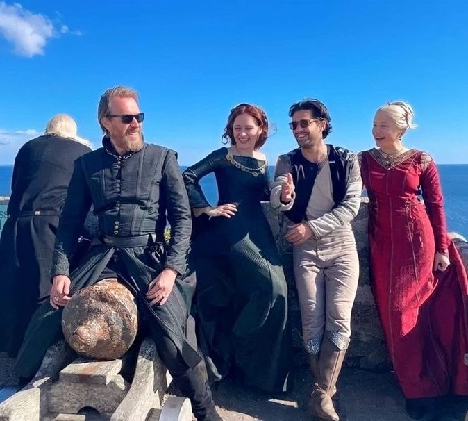 Behind the scenes moments of the cast of House of the Dragon: a thread—🧵
