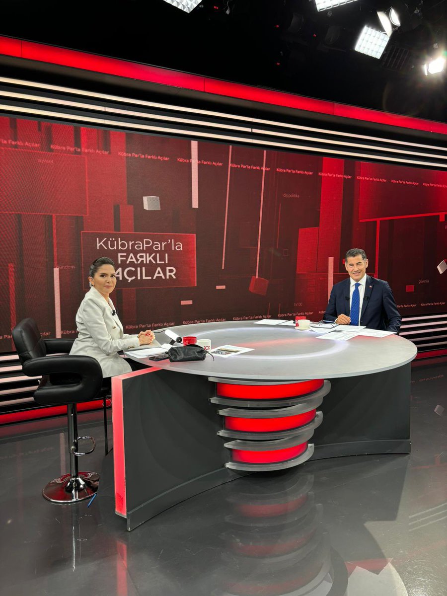 Başlıyoruz…
Şimdi (saat 20.30'da) tv100'de!
Kübra Par’la #FarklıAçılar’a konuk olacağım. 

Seçimlerden sonra yaklaşık bir yıl hiç bir Tv programına konuşmadım. Cumhurbaşkanlığı seçimlerimin ikinci turunda Cumhur ittifakı adayını destekleme sebebim nedir, Sn. Kılıçdaroğlu ile ne
