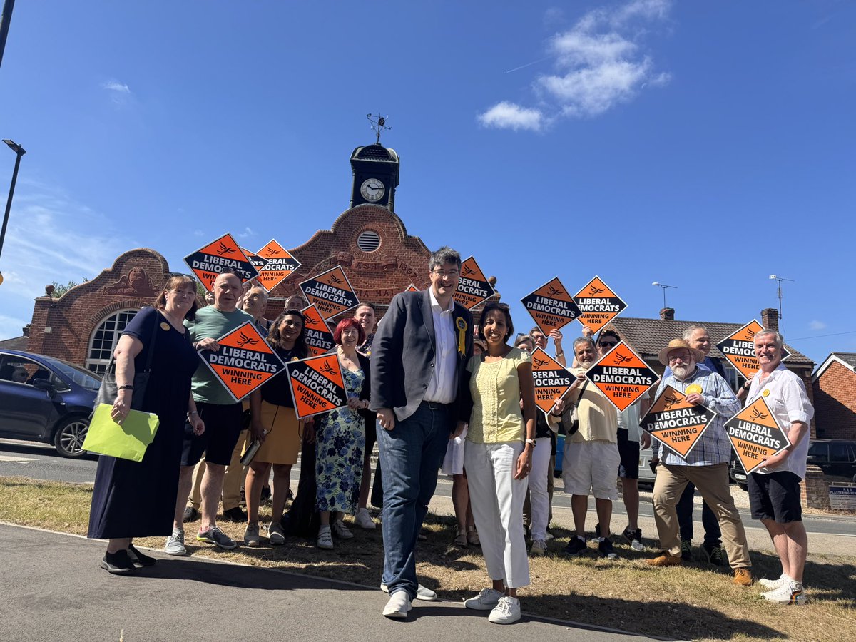 Thank you to <a href="/munirawilson/">Munira Wilson 🇺🇦</a> and her team visiting from #Twickenham today, and other visitors from #Richmond (and some of our local team) for knocking on over 1,000 doors today across #Ash. 🔶🔶🔶
