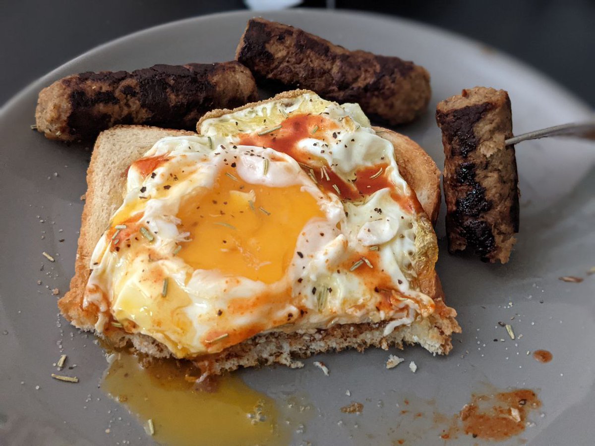 SnowMuttBarks's tweet photo. Buying this 48 count box of chicken sausage was such a good decision. I eat 'em maybe once or twice a month when I'm craving a hardier breakfast, three at a time, and they pair so well with a fried egg and toast. Salt, pepper, rosemary, sriracha. Done. :) https://t.co/6Bd93w5AKw