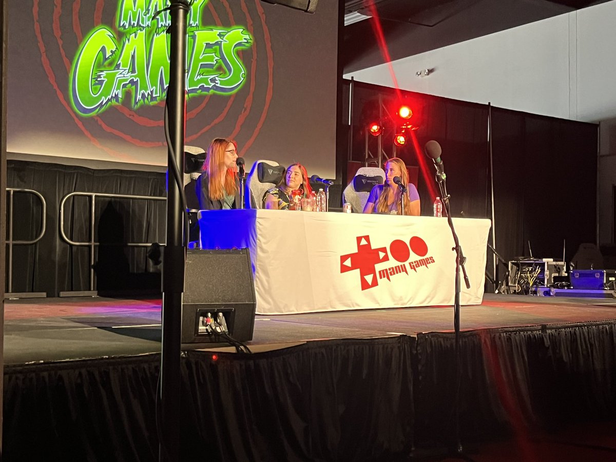 Arrived just in time for <a href="/LadyLavinias/">LadyLavinias (Cat)</a> and <a href="/coL_Amazonian/">Amy the Amazonian ☕ 💕 🤖</a> ‘s panel and it was such a good time 🥰