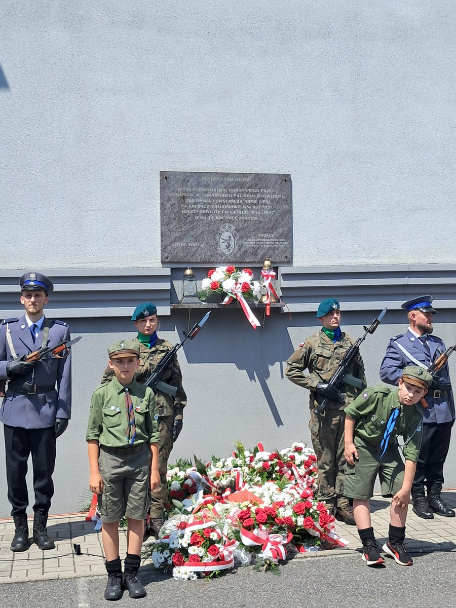 Malgosiazych's tweet photo. 29 czerwca w Kędzierzynie Koźlu u Pana Witolda #Listowski, uroczyste obchody Dnia Pamięci Ofiar Ludobójstwa dokonanego na Polakach przez OUN UPA na Kresach. Jak co roku pamiętamy o Polakach pomordowanych przez banderowców i nigdy nie zapomnimy.🇵🇱
"Narod który nie zna swojej historii skazany jest na jej powtórne przeżycie"