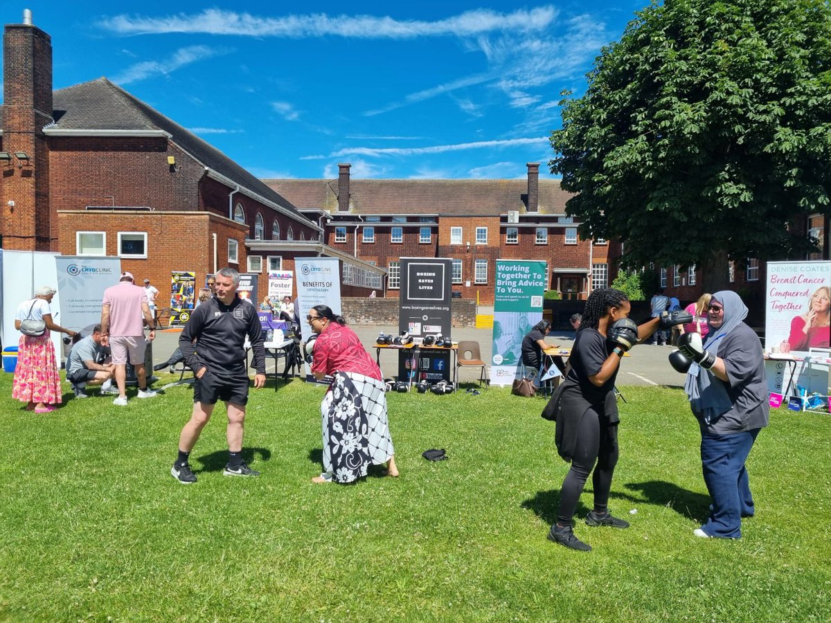 AimeeJae_xo's tweet photo. What a day 🥳
Supported @X4RCE on their stall thanks for having me guys! 🫶🏼
Did some boxing with @zanib_raja .. epic!🥊🫶🏼
Enjoyed watching all the teams having fun & just an amazing community day out!
#CommunityFirstAlways 🩷 #StandUpShowUp https://t.co/hJN78riI2j