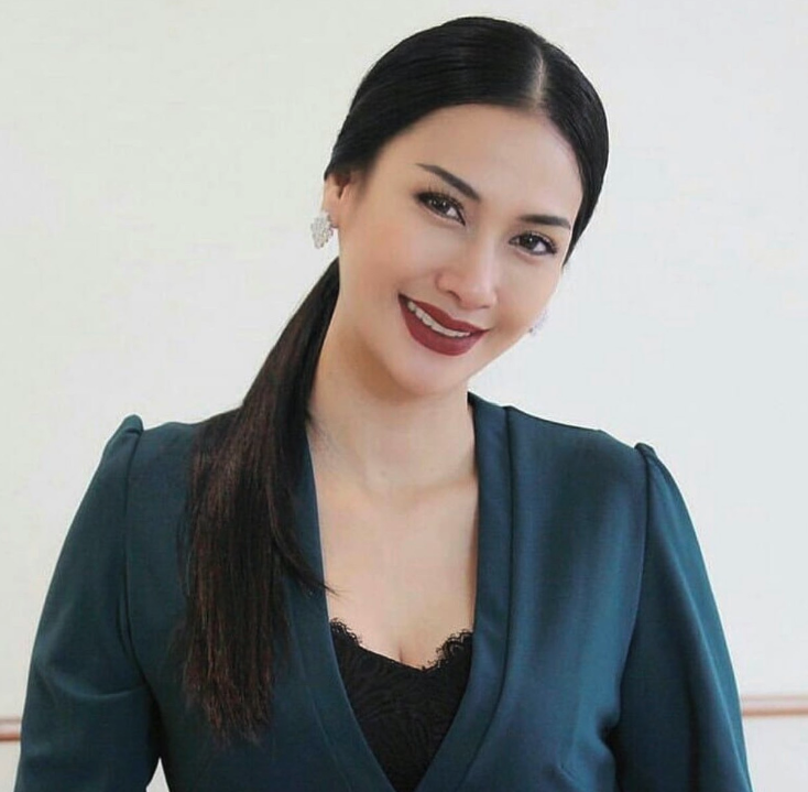 juth's tweet photo. The actress who plays the older Khun Nueng is Pympan Chalayanacupt. Faye was Miss Grand Thailand, so the actress portraying the older Faye also needs to be equally beautiful.

Pympan Chalayanacupt is a Thai actress and model who has captivated audiences with her talent and beauty. Her journey into the entertainment industry began with a bang as she emerged victorious at the Miss Motor Show 2000 pageant.

SEND 21 BACK TO THE NOVEL 
#BlankTheSeriesSS2EP6