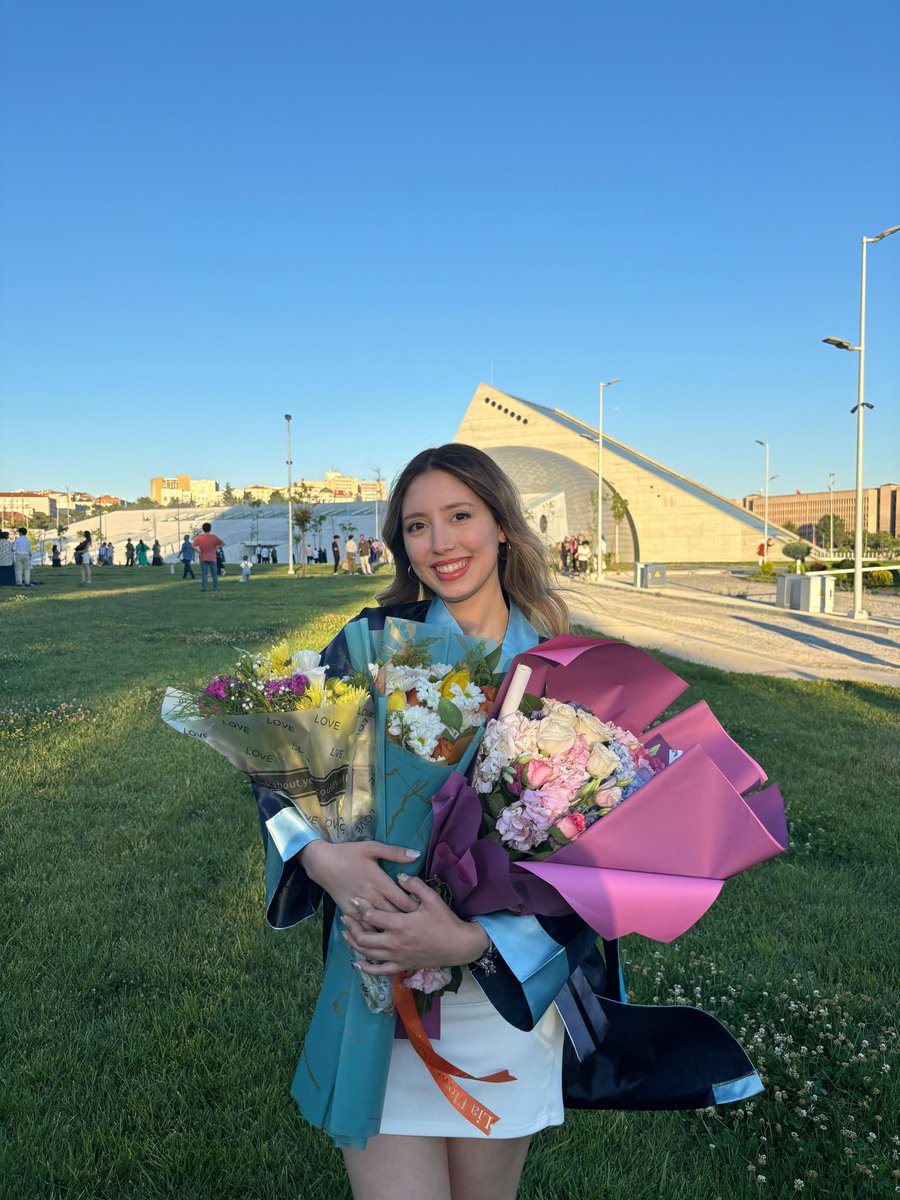 Allah yolunu da bahtını da açık etsin İnşâallah doktor kızım.Gururumuzsun,seni çok seviyoruz ❤❤