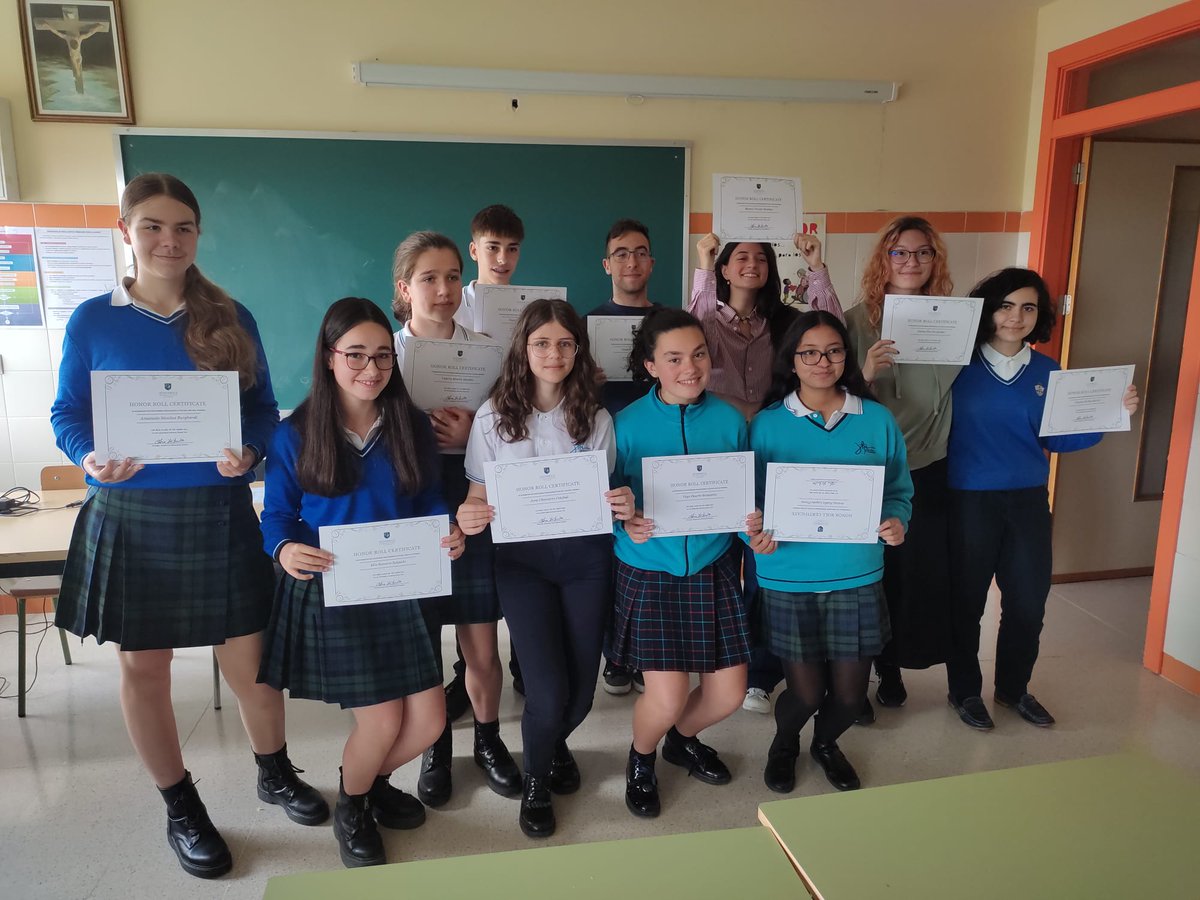 Queremos felicitar al grupo de alumn@s que han el bachillerato Dual americano y han certificado con honores,obteniendo una media superior a 9 ¡Enhorabuena por el esfuerzo y trabajo! nos acordamos también de Andrés Cuesta y Daniel Borrego que no están en las fotos.
<a href="/Academica/">Academica</a>
#sek