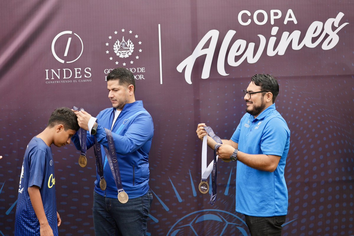 indeselsalvador's tweet photo. #CopaAlevines 🏆⚽️🇸🇻| Nuestro director general, René Martínez, entregó las medallas y el trofeo a la Academia de El Refugio, Ahuachapán, que hoy se corona campeón por cuarta ocasión consecutiva de la Copa Alevines.

#ConstruyendoElCamino https://t.co/hpS2LcvTIC