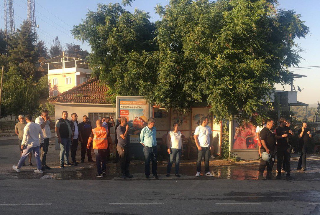 Milletvekilimiz Burcugül Çubuk, İl Eş Başkanımız Mehmet Kuruş ve ilçe yöneticilerimiz; ormanlık alanda çıkan yangını yerinde incelemek ve yangından etkilenenlerle dayanışmak için Menderes ilçesindeydi.