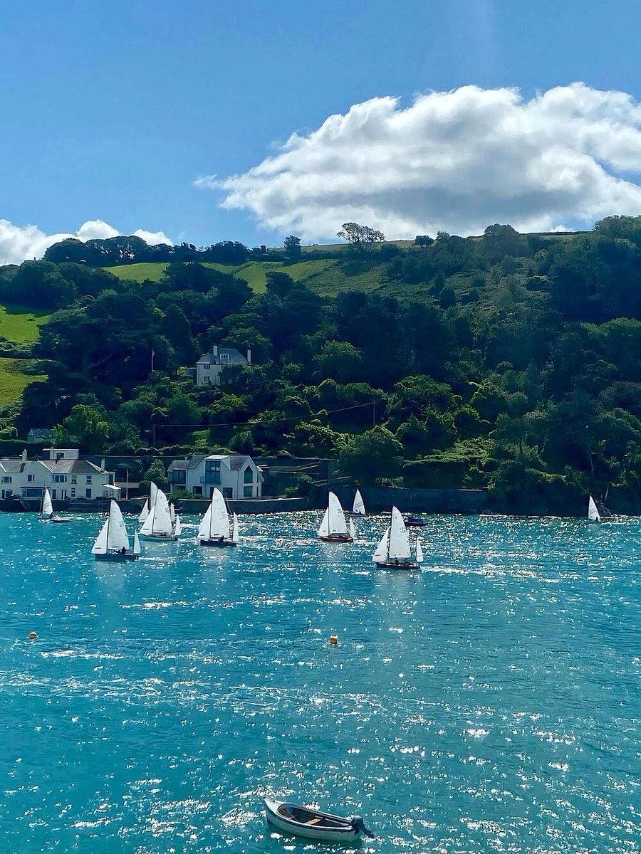 CngrCangr's tweet image. Happy holiday!
 Salcombe is a treasure town in Devon, England. When the weather is clear, the blue sea is full of white sailboats, the golden beach is sparkling in the sun, and the crystal clear water gently laps the shore