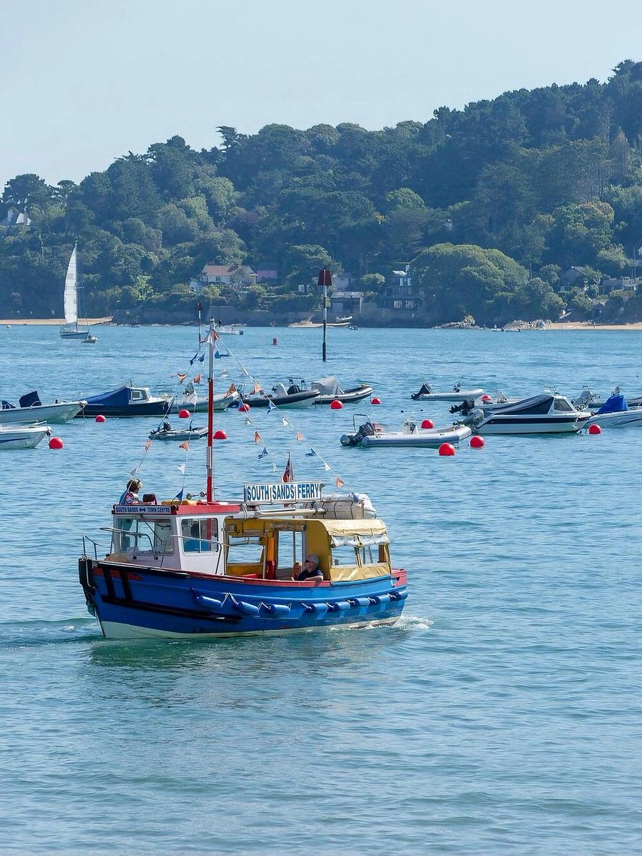 CngrCangr's tweet image. Happy holiday!
 Salcombe is a treasure town in Devon, England. When the weather is clear, the blue sea is full of white sailboats, the golden beach is sparkling in the sun, and the crystal clear water gently laps the shore