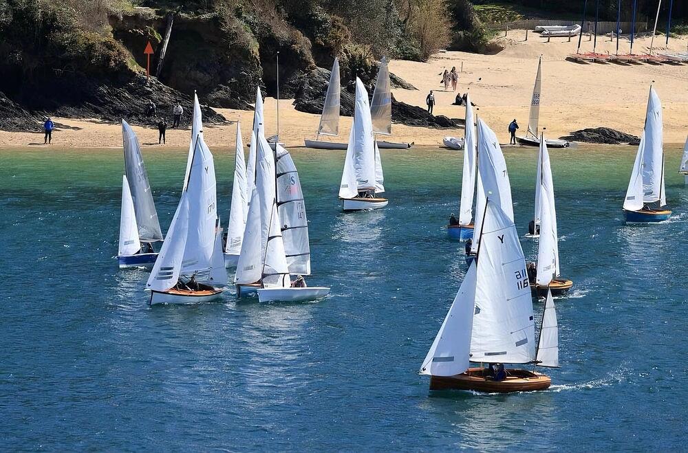 Happy holiday!
 Salcombe is a treasure town in Devon, England. When the weather is clear, the blue sea is full of white sailboats, the golden beach is sparkling in the sun, and the crystal clear water gently laps the shore